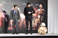 左からJ.J.エイブラムス、アダム・ドライバー、BB-8。