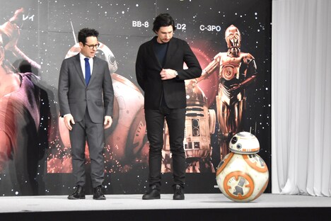 左からJ.J.エイブラムス、アダム・ドライバー、BB-8。