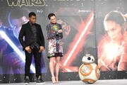 左からジョン・ボイエガ、デイジー・リドリー、BB-8。