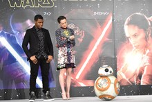 左からジョン・ボイエガ、デイジー・リドリー、BB-8。