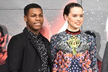 左からジョン・ボイエガ、デイジー・リドリー。