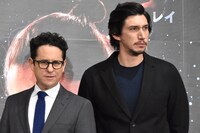 左からJ.J.エイブラムス、アダム・ドライバー。