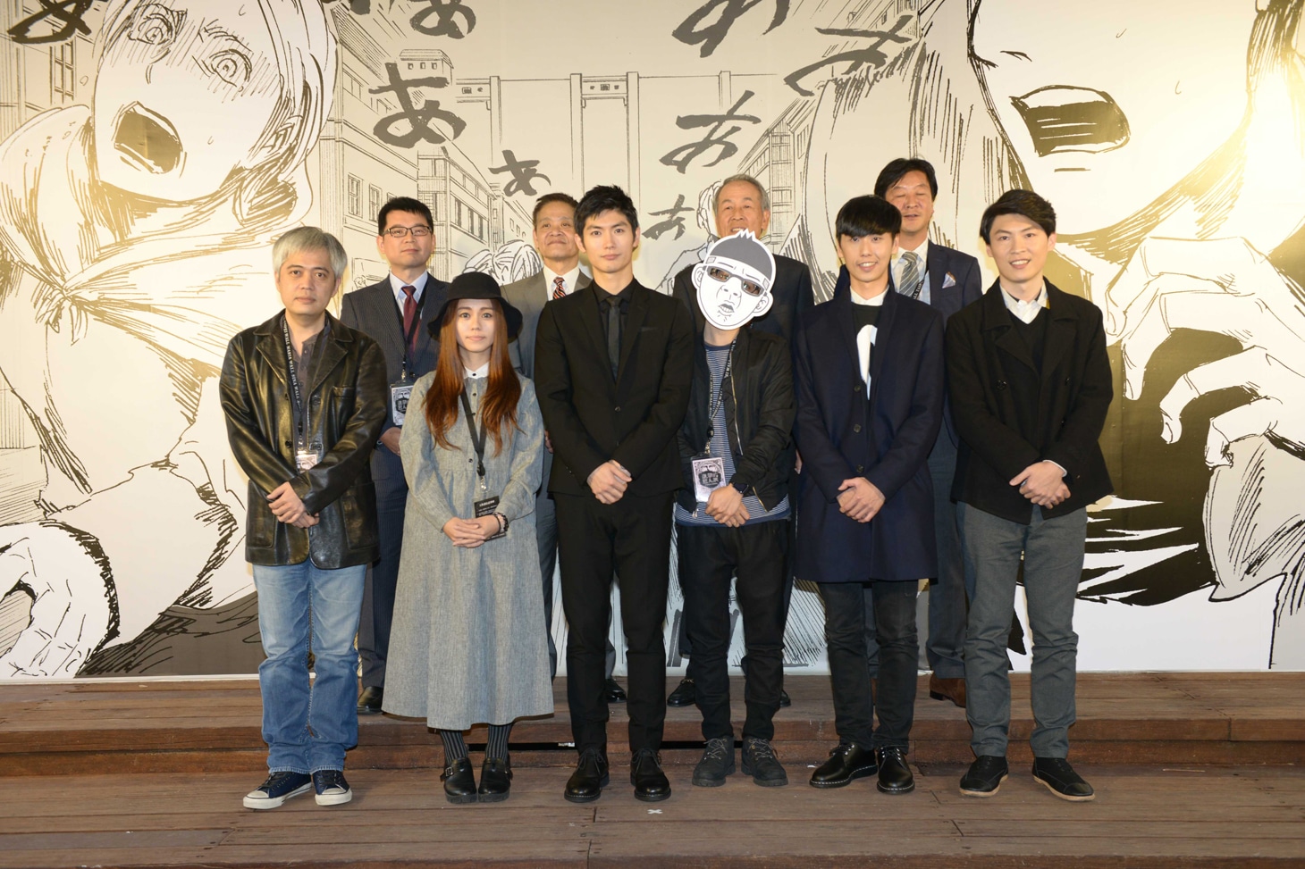 台湾のイラストレーターやマンガ家とともに写真に収まる三浦春馬（中央）。