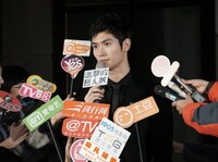 台湾マスコミの取材を受ける三浦春馬。