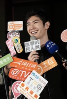 台湾マスコミの取材を受ける三浦春馬。