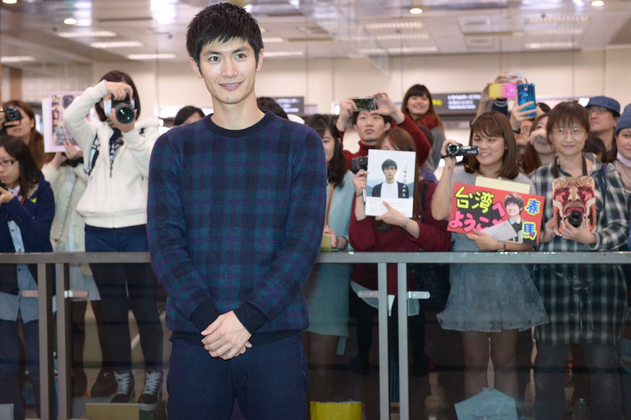 台北松山空港でファンとマスコミに迎えられた三浦春馬。