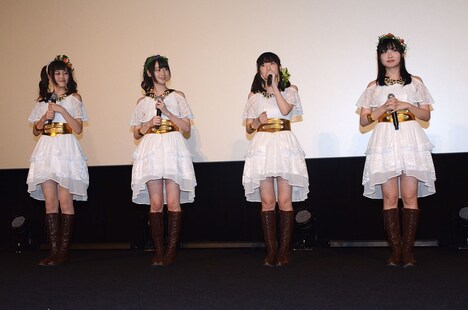 初日を迎えた思いを語る田中美海（中央右）。