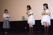 MCの紺野あさ美（左）にダンスを褒められ恐縮する高木美佑（中）と山下七海（右）。