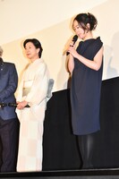 左から吉永小百合、黒木華。