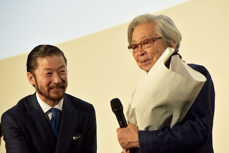 浅野忠信(左)から花束を受け取った山田洋次(右)。