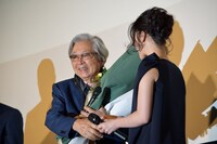 黒木華（右）から花束を受け取った山田洋次（左）。