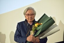 浅野忠信と黒木華から花束を受け取った山田洋次。