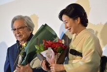 二宮和也から花束を受け取った吉永小百合（右）。