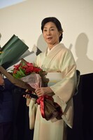 二宮和也から花束を受け取った吉永小百合。