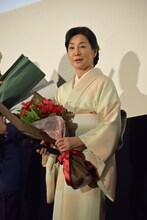 二宮和也から花束を受け取った吉永小百合。