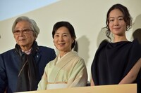 左から山田洋次、吉永小百合、黒木華。