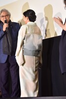 くるくると回りながら、スタッフにもらったという鳩の帯を見せる吉永小百合。