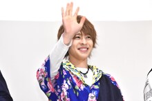 観客の声援に応える、「仮面ライダーゴースト」主人公・天空寺タケル / 仮面ライダーゴースト役の西銘駿。