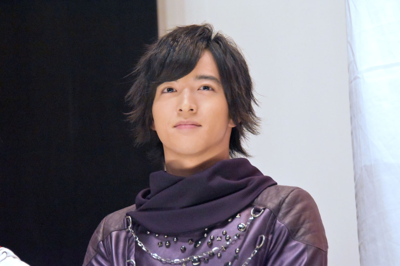 送込】仮面ライダードライブ・チェイス役上遠野太洸直筆サイン+メッセージ入りチェキ 2305] 上遠野太洸 直筆サイン入りカード「仮面ライダードライブ