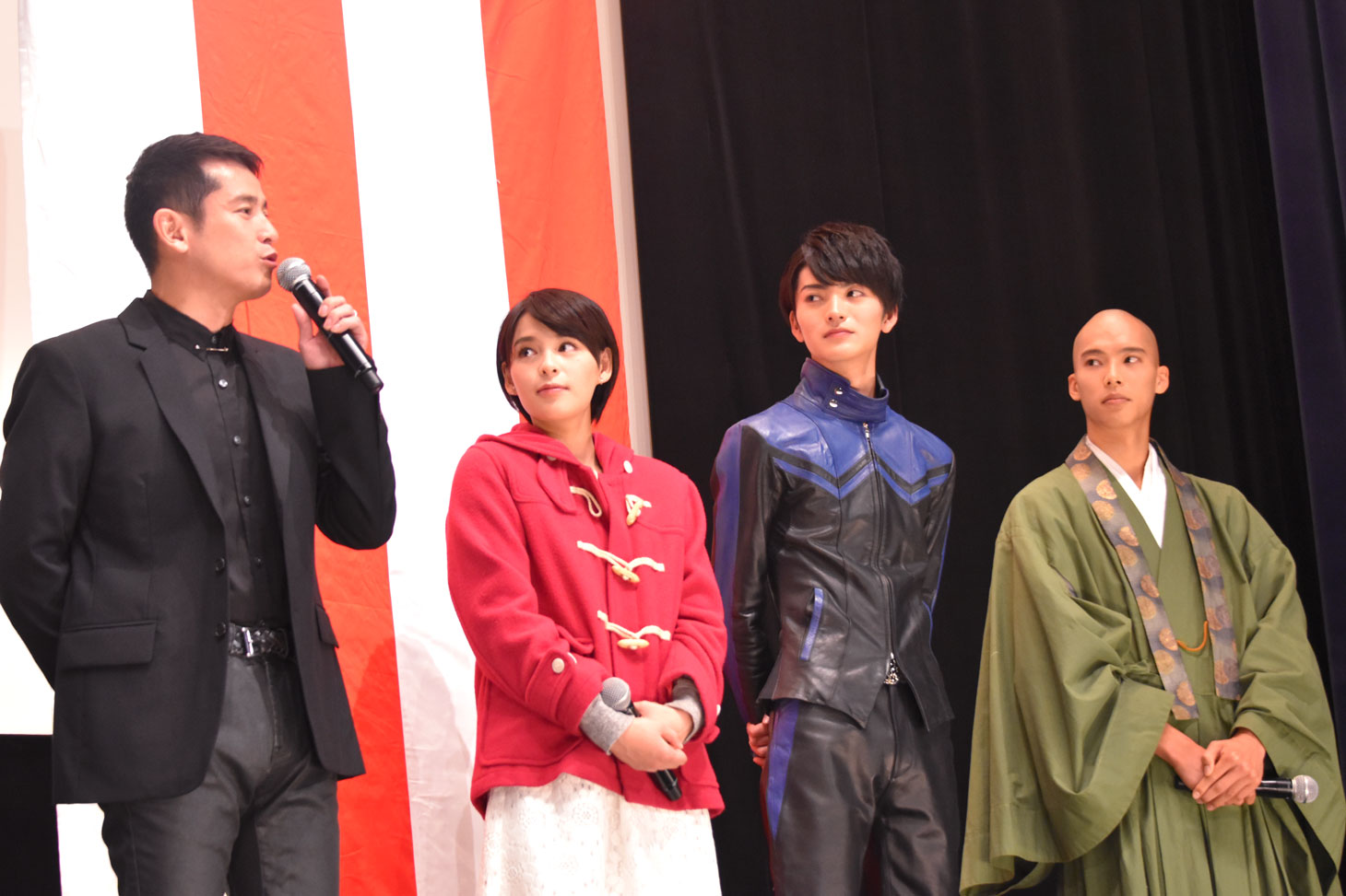 戦隊ものの“先輩”西村和彦（左）の話に耳をかたむける「ゴースト」チームの面々。