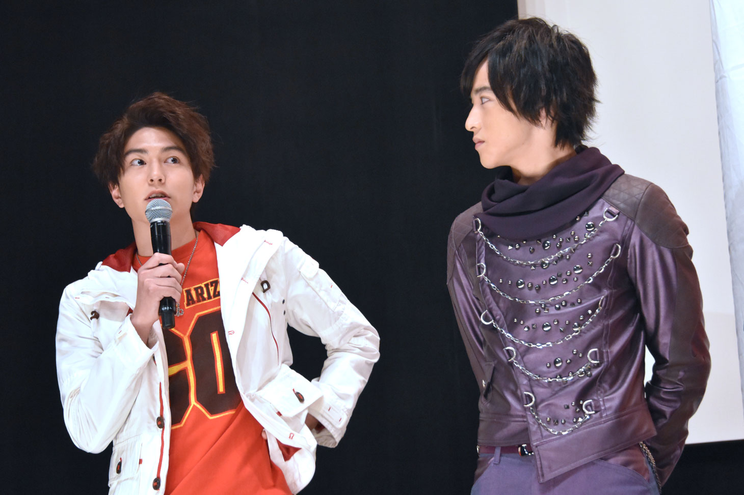 中学時代から仮面ライダーに向けてトレーニングしていたと話す稲葉友（左）と、それを真剣に聞く上遠野太洸（右）。