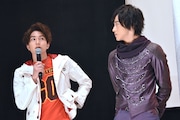 中学時代から仮面ライダーに向けてトレーニングしていたと話す稲葉友(左)と、それを真剣に聞く上遠野太洸(右)。