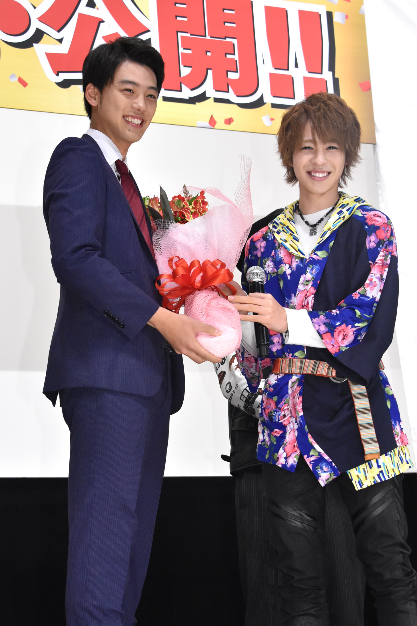 花束を受け取った「ドライブ」竹内涼真（左）と、バトンを渡された「ゴースト」西銘駿（右）。