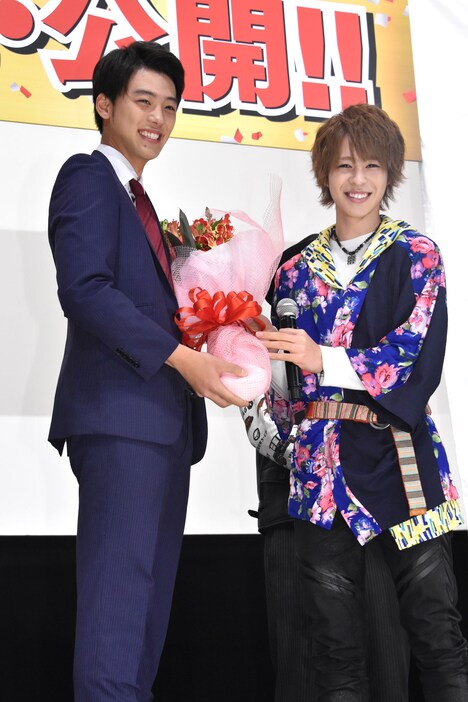花束を受け取った「ドライブ」竹内涼真(左)と、バトンを渡された「ゴースト」西銘駿(右)。