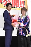 花束を受け取った「ドライブ」竹内涼真(左)と、バトンを渡された「ゴースト」西銘駿(右)。