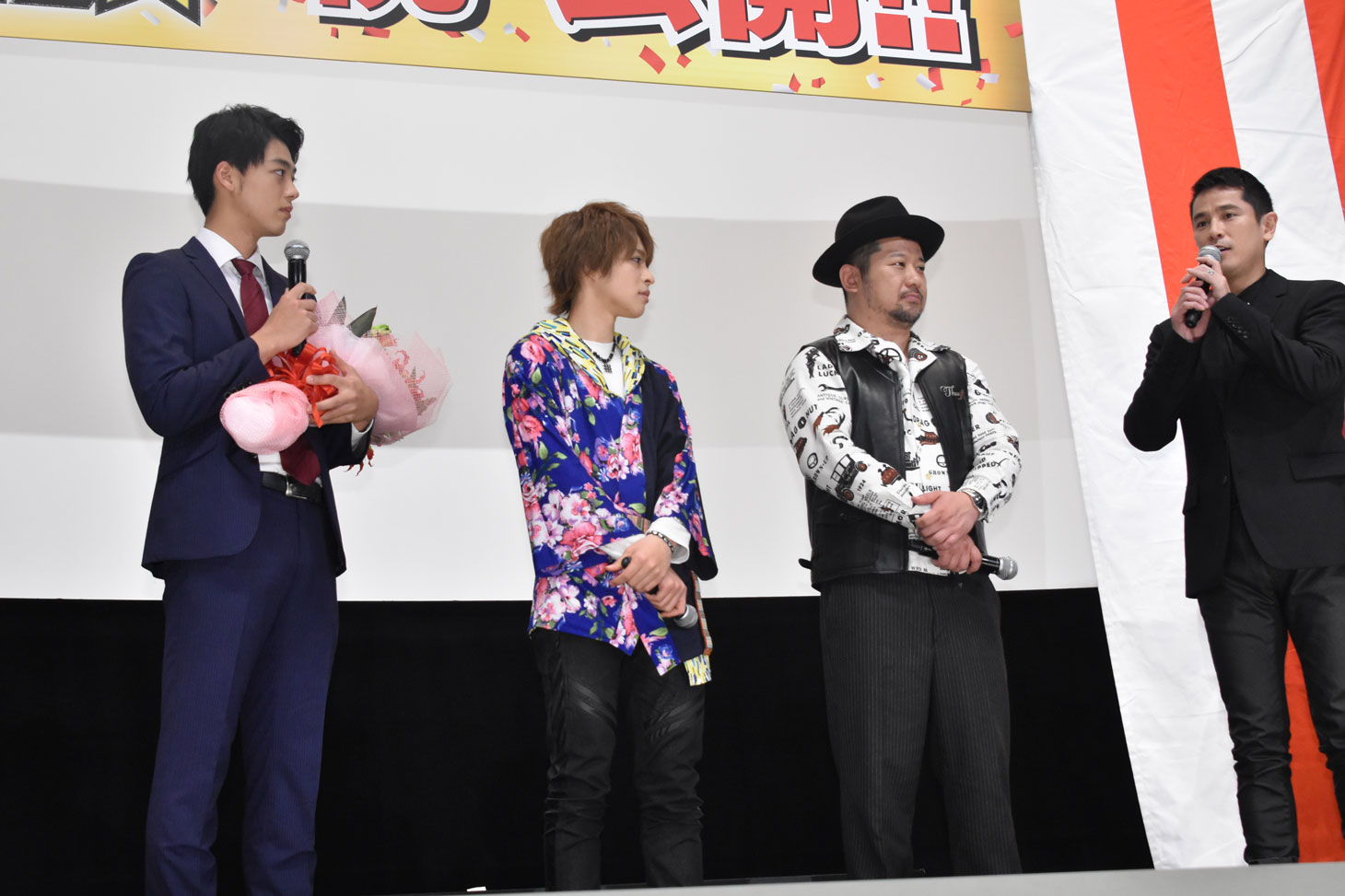 1年間におよぶ「ドライブ」を経て、西村和彦（右）から労いの言葉を受ける竹内涼真（左）。