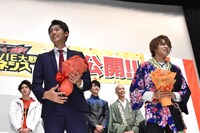 客席にブーケを投げる直前の様子。左から竹内涼真、西銘駿。