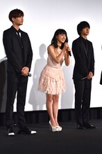 初日を迎えた喜びを語る土屋太鳳（中）。