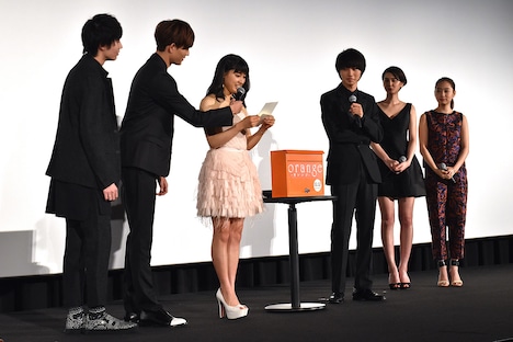 山崎賢人からの手紙を読み上げる土屋太鳳（左中）。