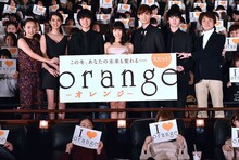 「orange-オレンジ-」初日舞台挨拶の様子。左から清水くるみ、山崎紘菜、山崎賢人、土屋太鳳、竜星涼、桜田通、橋本光二郎。