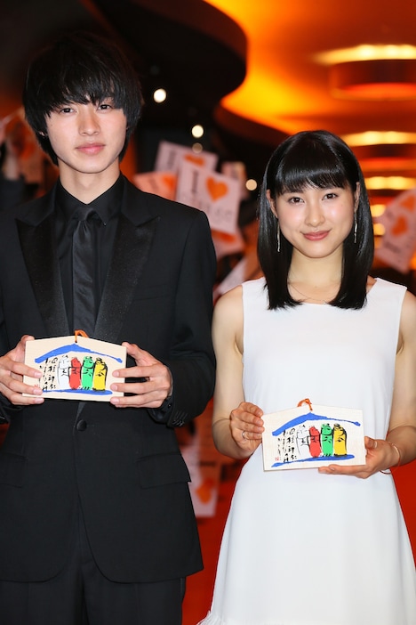 左から山崎賢人、土屋太鳳。