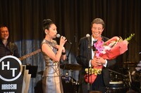 右から舘ひろし、浅野温子。