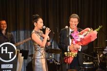 右から舘ひろし、浅野温子。