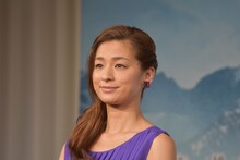 岡田准一から、登山中は「誰よりもタフだった」と紹介された尾野真千子。