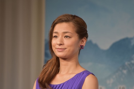 岡田准一から、登山中は「誰よりもタフだった」と紹介された尾野真千子。
