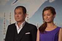 左から平山秀幸、尾野真千子。
