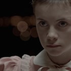 少女の願いが父に悲劇を起こす、ブラックユーモア満載「マジカル・ガール」予告編