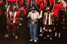 「乱」撮影現場で演技指導を行う黒澤明（中央）。