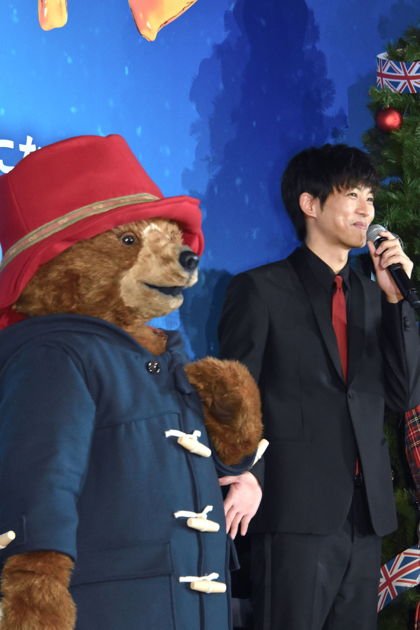 左からパディントン、松坂桃李。