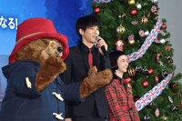 松坂桃李（中央）に褒められ、得意げな顔を観客に向けるパディントン。