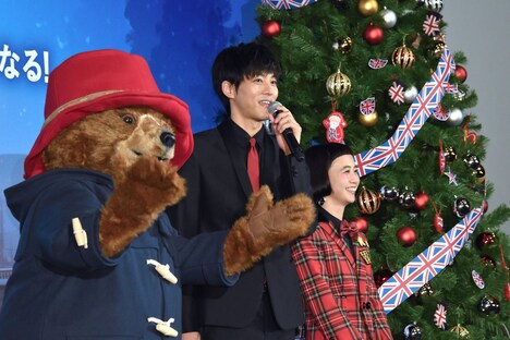 松坂桃李(中央)に褒められ、得意げな顔を観客に向けるパディントン。