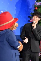 松坂桃李（右）の「絶叫マシンに乗せてやりたい」発言に、思わず固まるパディントン（左）。