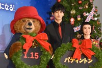 「パディントン」日本語吹替版完成披露試写会にて、左からパディントン、松坂桃李、三戸なつめ。
