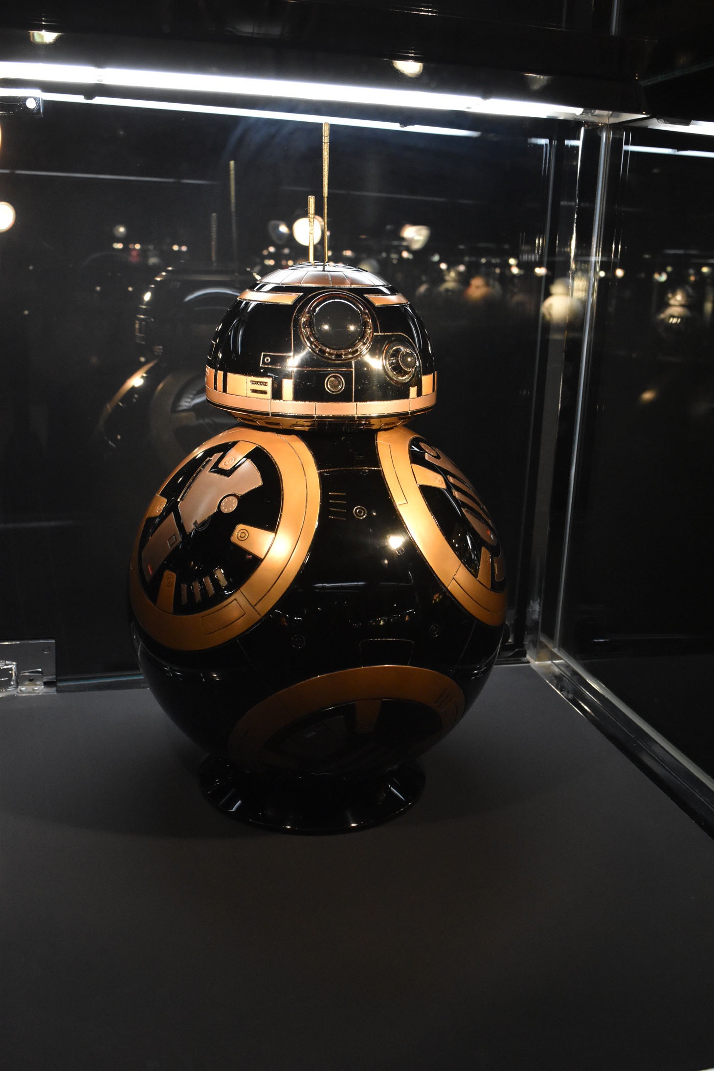 加波基樹（4代目加波次吉 / 加波次吉漆器店代表）の「BB-8アート」。