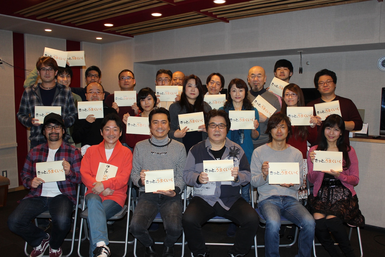 「きっと、うまくいく」オリジナル吹替版キャストたち。前列左から高木渉、水島裕、平田広明、玄田哲章、川田紳司、井上喜久子。 中段中央が石塚理恵。