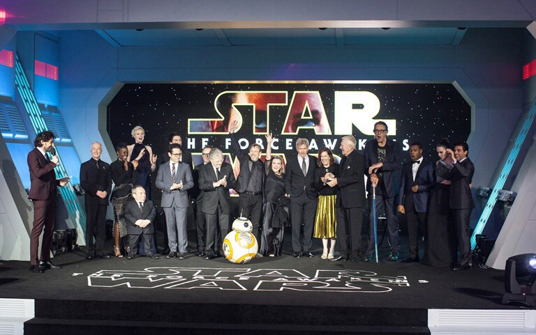 「スター・ウォーズ」欧州プレミア、ロンドンっ子のジョン・ボイエガがサプライズ演出